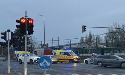 „Barnabás meghalt, 14 éves volt” – nem tudták megmenteni annak a fiatalnak az életét, akit fülhallgatóval a fején gázolt el a HÉV Óbudán