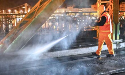 Tavaszi nagytakarítás a fővárosban: Teljesen lezárják a Szabadság hidat, mutatjuk, mikor és miért kell elkerülni!