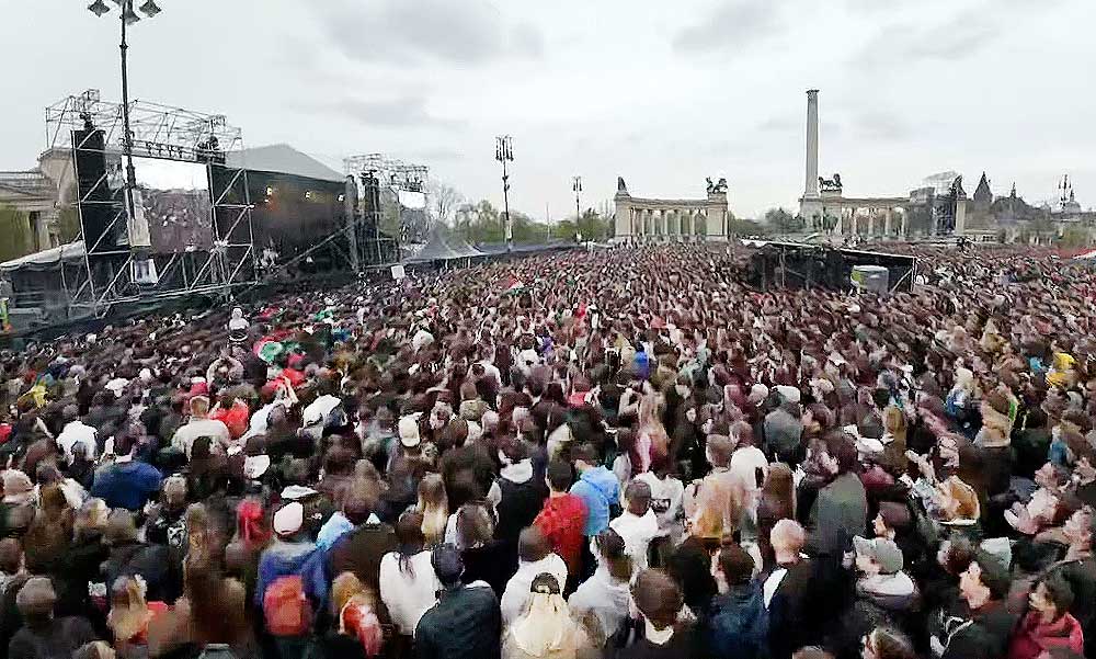 Zúg a „mocskos Fidesz” a Hősök terén, ahol több ezer fiatal tombol a Rendszerbontó Nagykoncerten