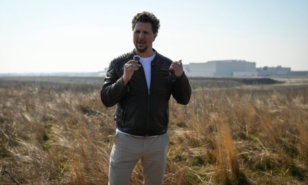 Tűz ütött ki az iváncsai akkumulátorgyárban, Nagy Ervin szerint több munkást kórházba vittek