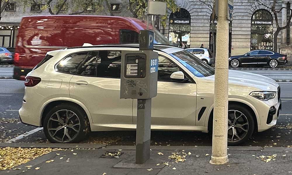 Július 1-től eltűnnek a parkolóautomaták Budapestről, a kerületek nem örülnek a döntésnek