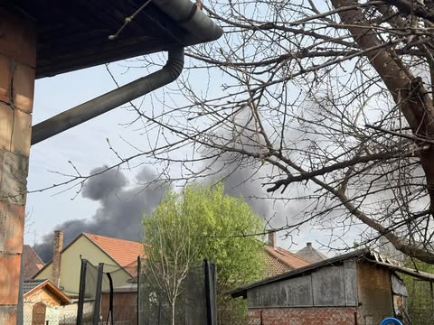 Kigyulladt egy több ezer négyzetméteres csarnok a szigethalmi ipari parkban, rengeteg tűzoltó tart a helyszínre