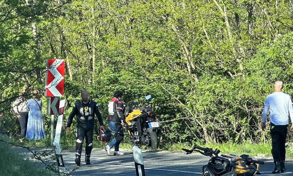 Erdőbe repült a motoros a szerpentinen: Drámai pillanatok a hírhedt kanyarvadászaton – Helyszíni fotók
