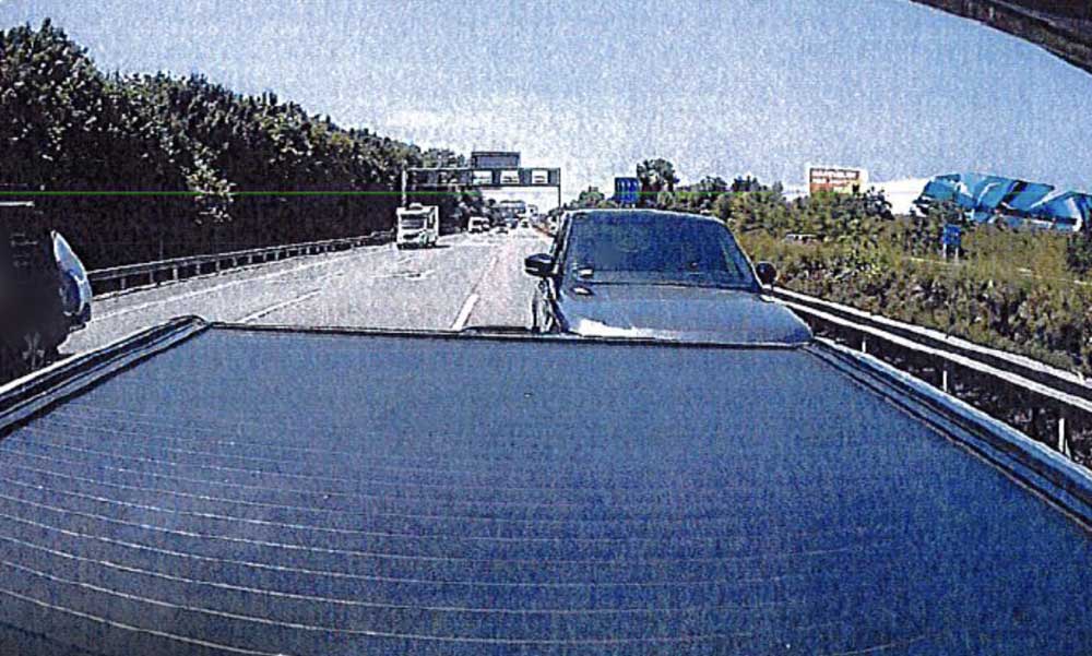 Büntetőfékezéssel állította meg az autópálya forgalmát a dühös gödöllői sofőr, megszívta, mert a kamerák mindent láttak, most börtönbe kerülhet