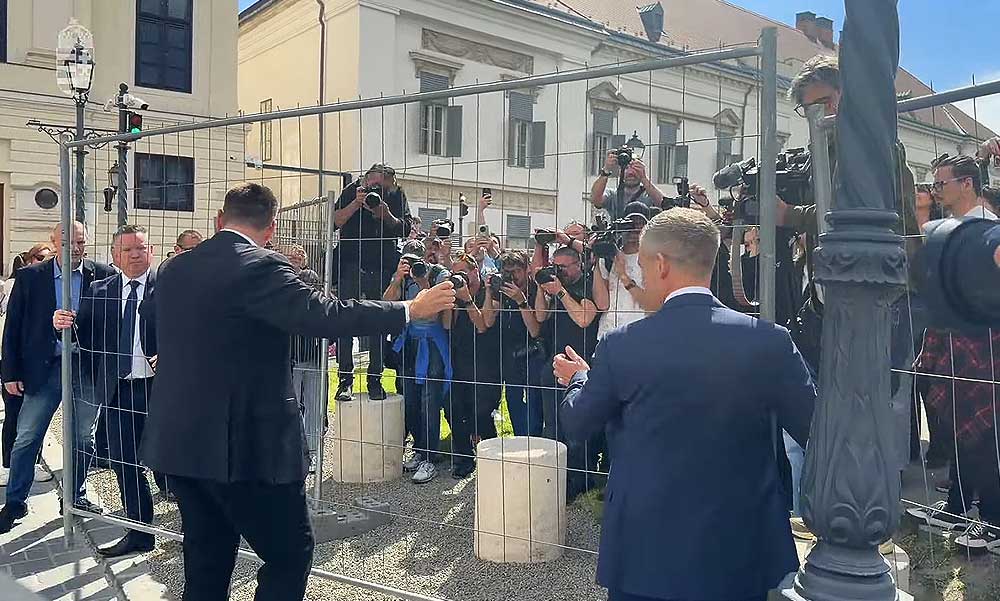 Lebontotta a Karmelita előtti kordont Magyar Péter, megnyitják az épületet a nagyközönség előtt