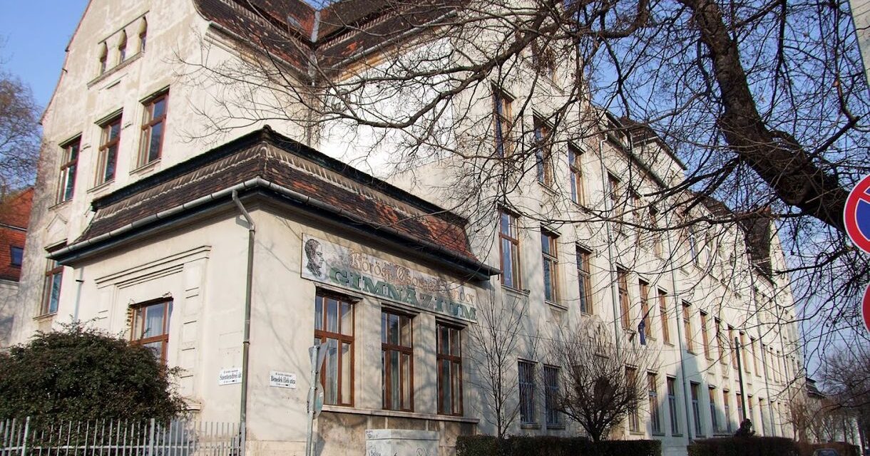 Botrány az óbudai egyházi gimiben: különböző „szolgáltatásokért” cserébe segítséget ígért a matekérettségin a diáklányoknak a tanár