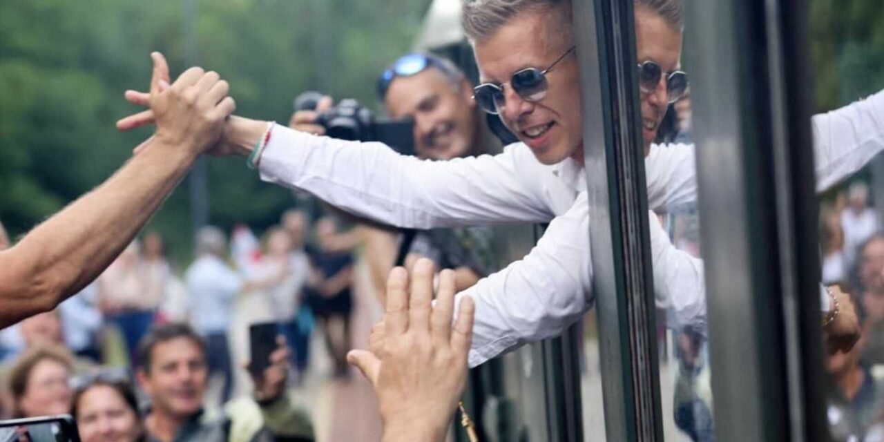A MÁV is felkészült a rendszerváltó bulira: szombaton több kocsival, készenléti járművekkel és utasmenedzserekkel várják a Budapestre érkezőket
