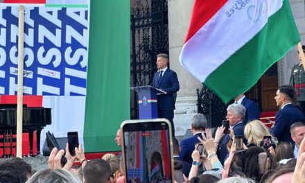 Magyar Péter Magyarország miniszterelnöke, tapsvihar tört ki a Kossuth téren