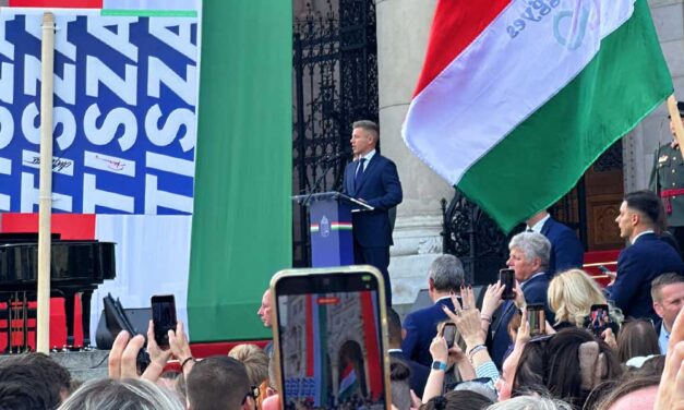 Magyar Péter Magyarország miniszterelnöke, tapsvihar tört ki a Kossuth téren
