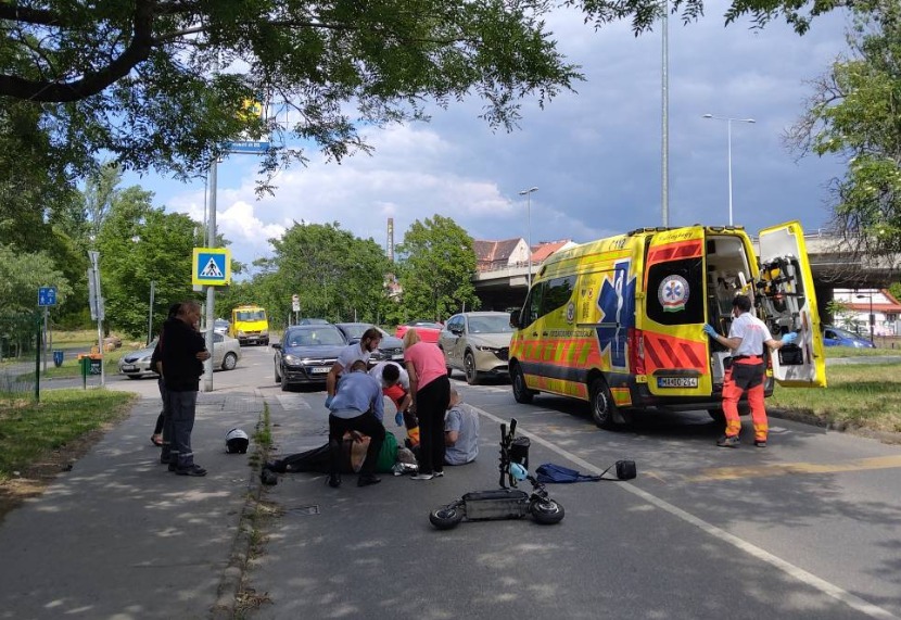 „Nem jók az esélyei” – válságos állapotban van az elektromos rollerrel elgázoltak óbudai férfi, megszólalt a sérült lánya