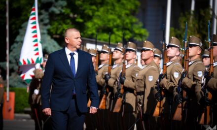 Katonai tiszteletadással fogadták Ruszin-Szendi Romuluszt a Honvédelmi Minisztériumban – videón a miniszter bevonulása