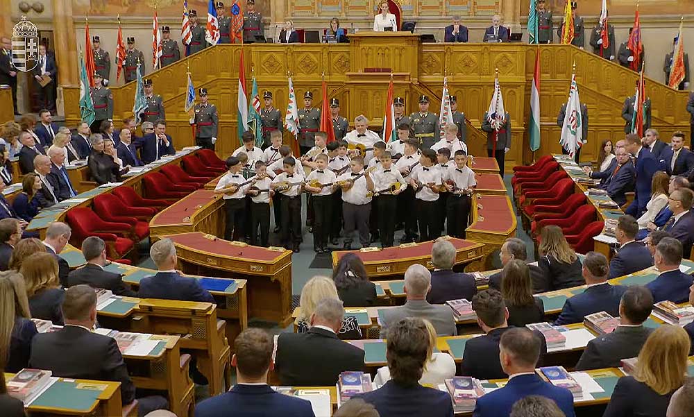 A tiszás képviselők sírtak, a Mi Hazánk kivonult az alakuló ülésről, amikor a mélyszegénységben élő gyermekek előadták a cigányhimnuszt – videó a cikkben