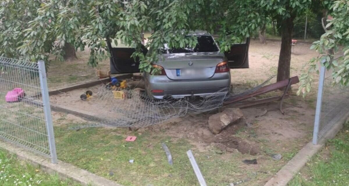 Dráma a dányi játszótéren: homokozóba hajtott egy ámokfutó BMW-s, hajszálon múlott a kicsik élete