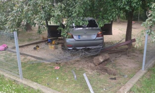 Dráma a dányi játszótéren: homokozóba hajtott egy ámokfutó BMW-s, hajszálon múlott a kicsik élete