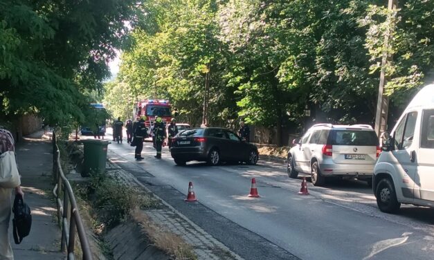 Baleset miatt teljes szélességében lezárták a Budakeszi utat, óriási a torlódás, a BKK járatai sem közlekednek
