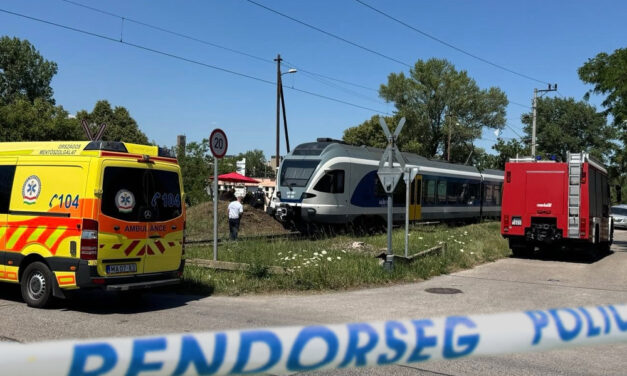 Halálos vonatbaleset Rákospalotán – Vonat elé hajtott és szörnyethalt egy furgon sofőrje a vasúti átjáróban