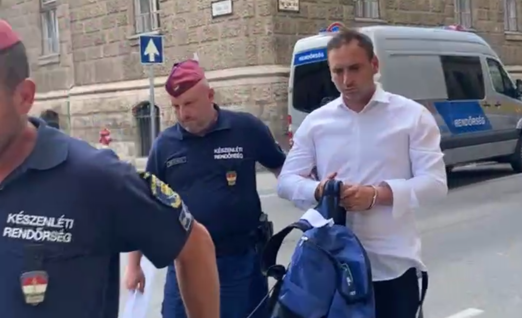 “Veled vagyunk Gergő” – sokkolta a 2. kerületieket Őrsi Gergely letartóztatása, szimpátiatüntetést tartottak a polgármester mellett
