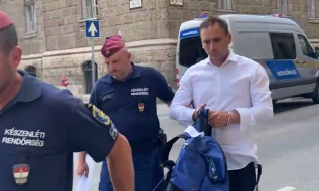 “Veled vagyunk Gergő” – sokkolta a 2. kerületieket Őrsi Gergely letartóztatása, szimpátiatüntetést tartottak a polgármester mellett