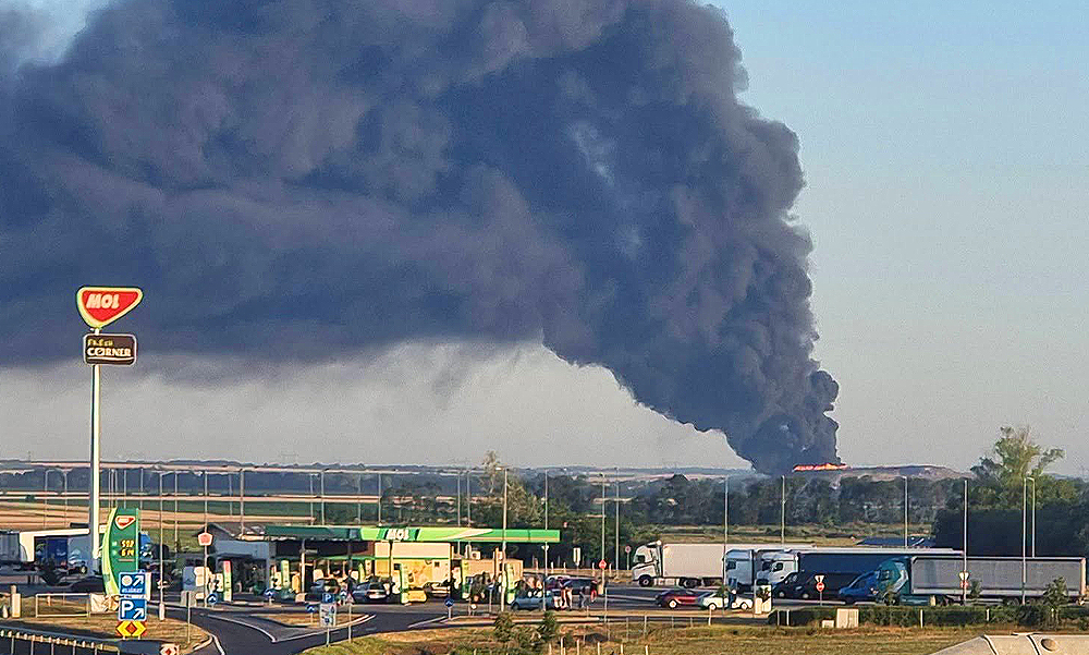 Kigyulladt egy szemétlerakó Cegléden, hatalmas területen lángol a felhalmozott hulladék – helyszíni fotók