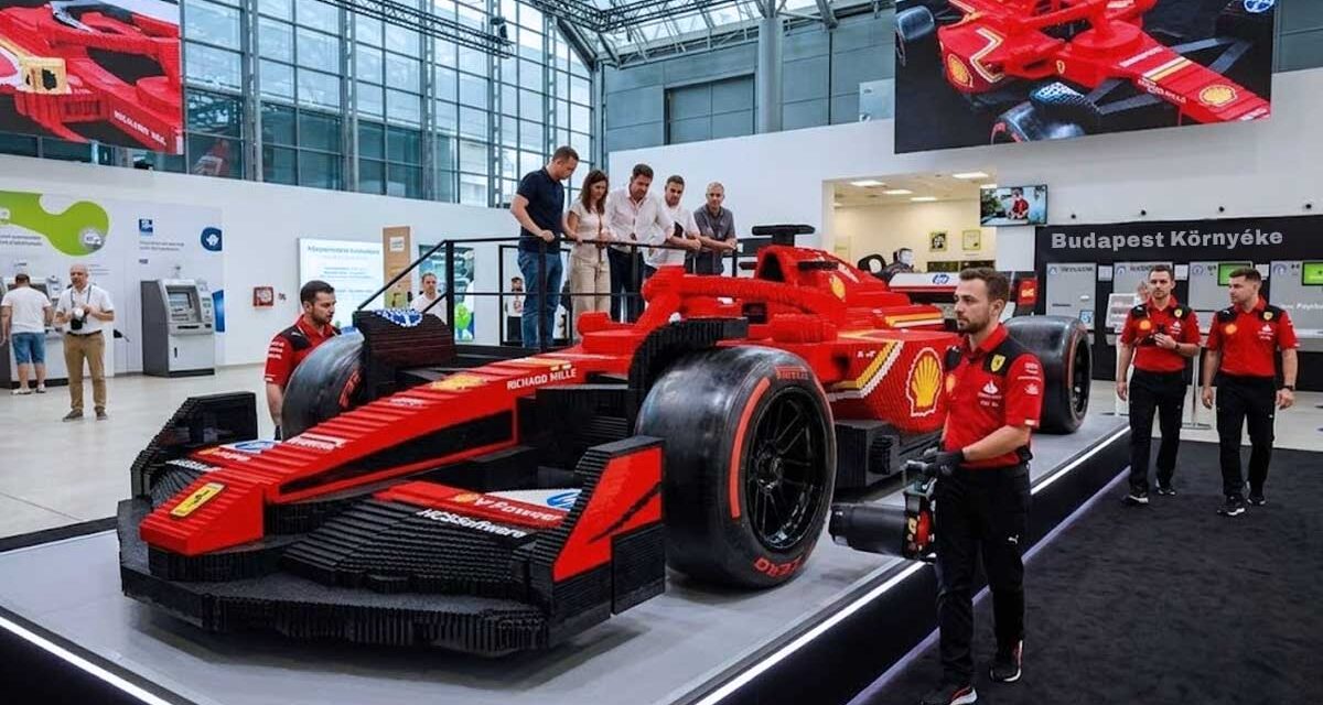 Budapestre érkezett a Ferrari életnagyságú Lego F1-es versenyautója: Közel 400 ezer kockából építették a guruló monstrumot