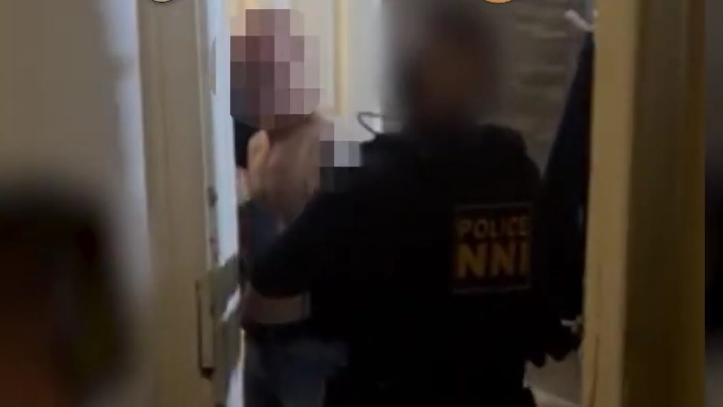 Többször kihasználta testileg az értelmi fogyatékos nőt, egy budapesti hostelben fogták el az 55 éves férfit – videó a cikkben