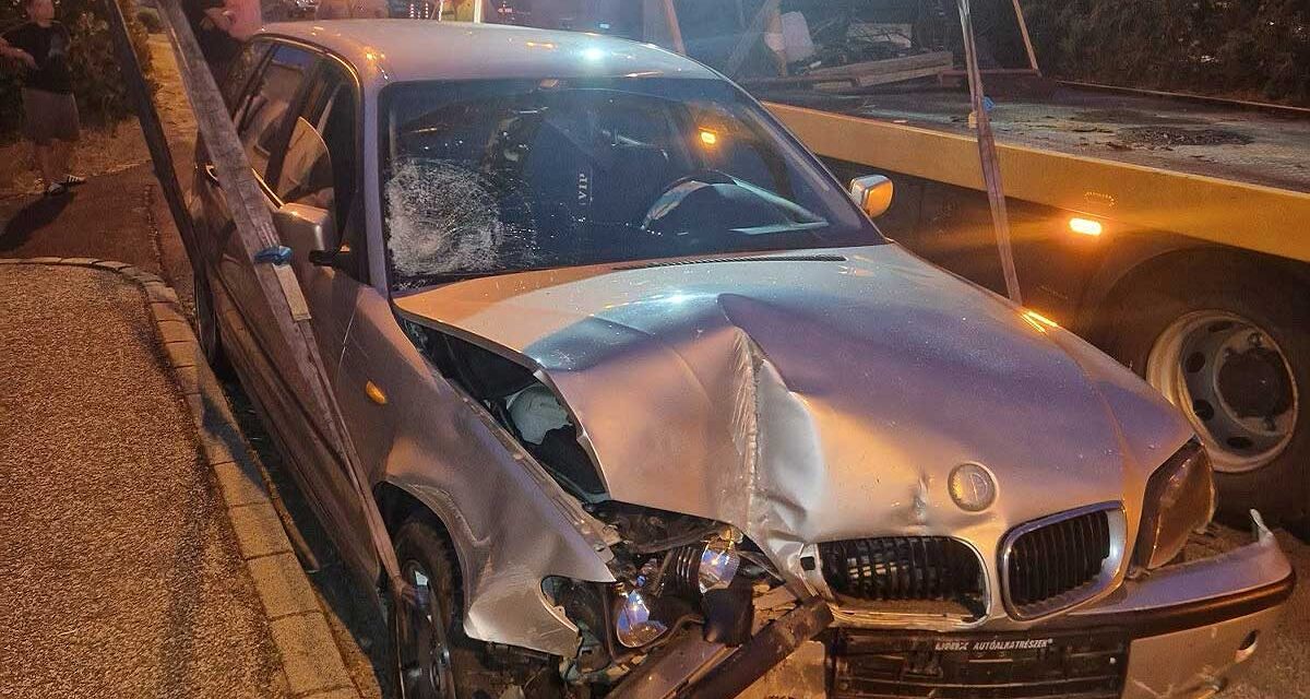 Gázolás Mogyoródon: buszmegállóba csapódott egy száguldozó BMW, életveszélyesen megsérült a 13 éves kislány