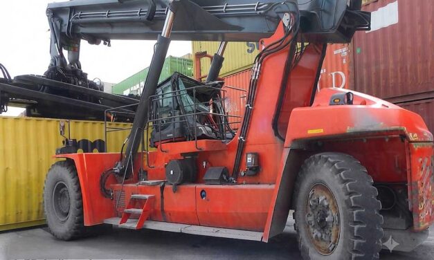 Kamionfülkére zuhant egy 27 tonnás konténer a csepeli logisztikai központban, a sofőr szörnyethalt
