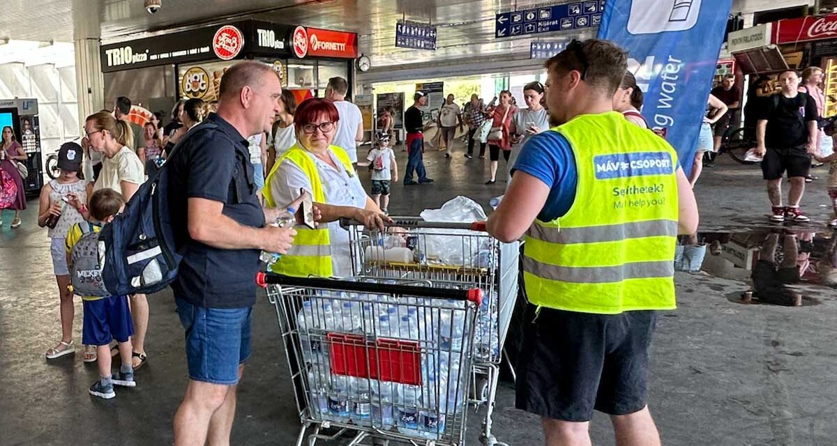 Rendkívüli hőség: Palackos vizet osztanak a pályaudvarokon, közben Budapest környékén egymás után rendelik el a vízkorlátozást a települések