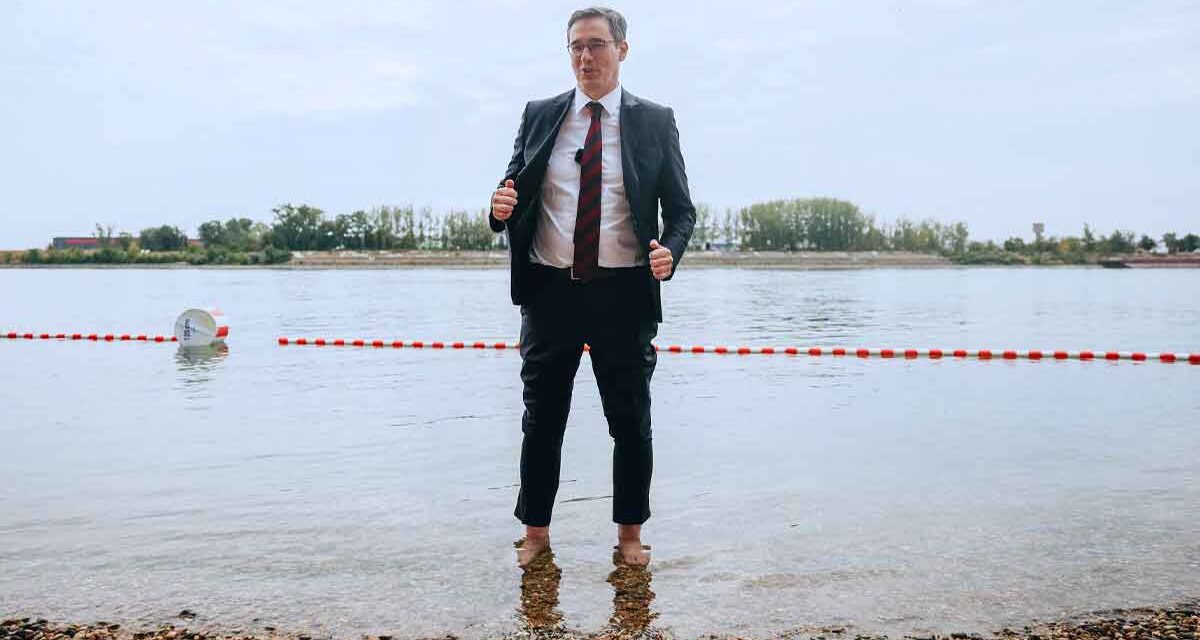 Karácsony Gergely nekivetkőzött a Dunában: Szerdán megnyílt a 11. kerületban az Árasztó-parti szabadstrand