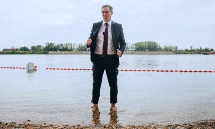 Karácsony Gergely nekivetkőzött a Dunában: Szerdán megnyílt a 11. kerületban az Árasztó-parti szabadstrand