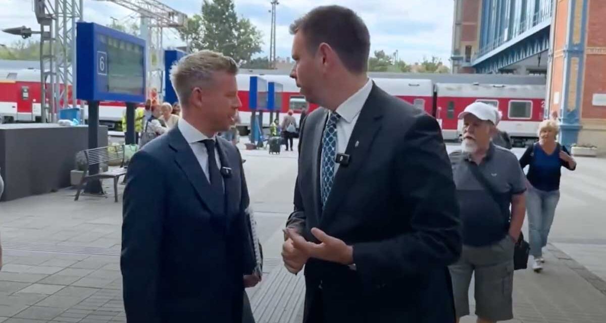 Leköpték Magyar Péter miniszterelnököt a Nyugatiban, hol voltak a testőrök? VIDEÓ
