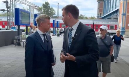 Leköpték Magyar Péter miniszterelnököt a Nyugatiban, hol voltak a testőrök? VIDEÓ