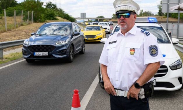 Óriási a torlódás a Hungaroringnél: Egyirányúsítottak több utat, megteltek a parkolók Mogyoródon, 100 ezer ember érkezik a Forma-1-re