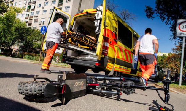 Két tizenéves szenvedett súlyos rollerbalesetet, az egyiket eszméletlen állapotban vitték kórházba