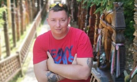 Előállították a rendőrök a megafonos Szakács Istvánt, aki az azóta elhunyt, súlyos betegséggel küzdő Karsai Dánielbe is beleszállt