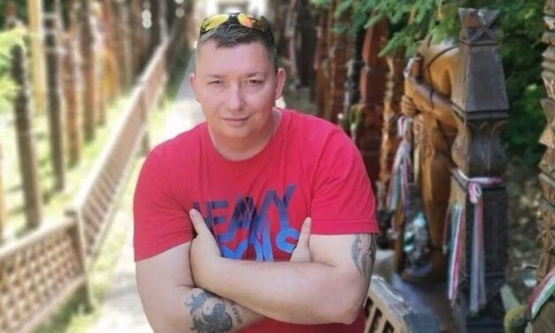 Előállították a rendőrök a megafonos Szakács Istvánt, aki az azóta elhunyt, súlyos betegséggel küzdő Karsai Dánielbe is beleszállt