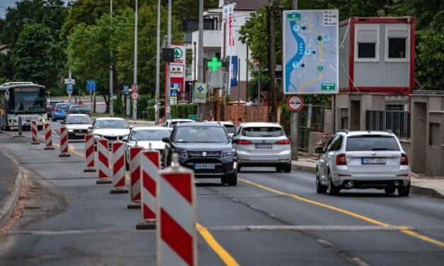 “Borzalom az egész” – mondta portálunknak egy autós a 11-es út szentendrei szakaszának felújításáról, közben három polgármester levelet írt a miniszternek, Vitézy Dávidnak