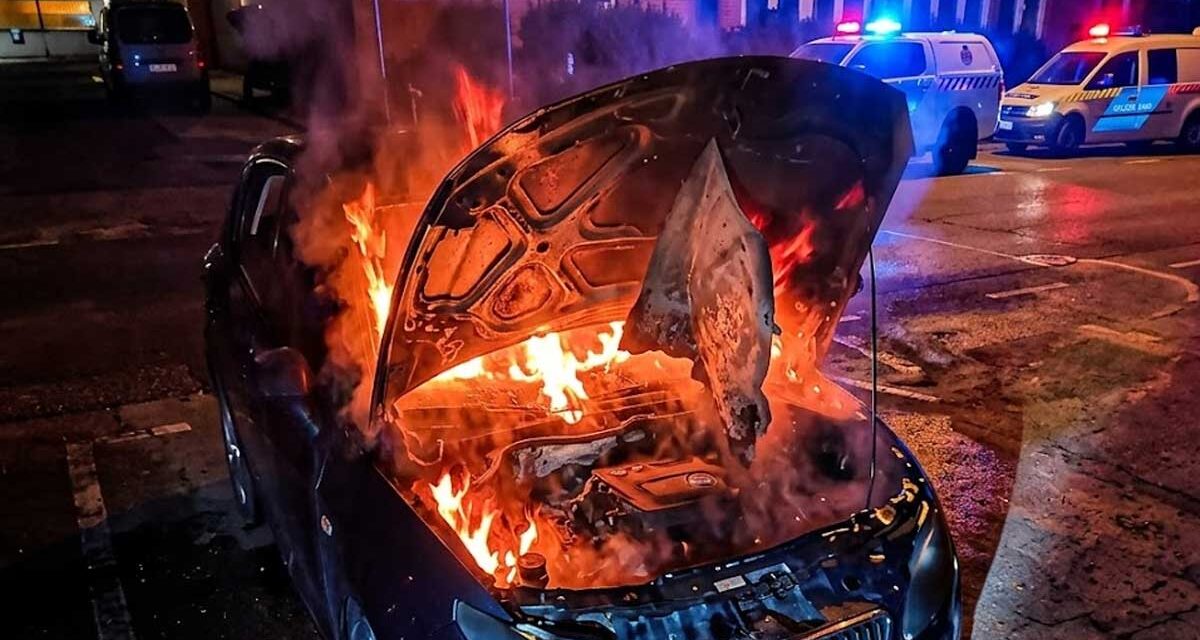 Bosszúból felgyújtotta a gödöllői rendőrség előtt parkoló rendőr autóját a férfi, nagy lángokkal teljesen kiégett a kocsi