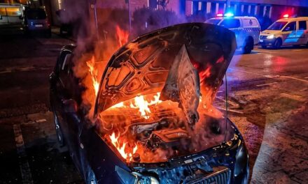 Bosszúból felgyújtotta a gödöllői rendőrség előtt parkoló rendőr autóját a férfi, nagy lángokkal teljesen kiégett a kocsi