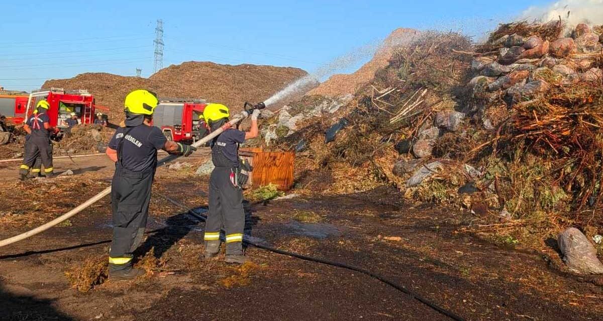 Még mindig ég a tűz Érd és Százhalombatta között: Megállás nélkül küzdenek a lángokkal a tűzoltók