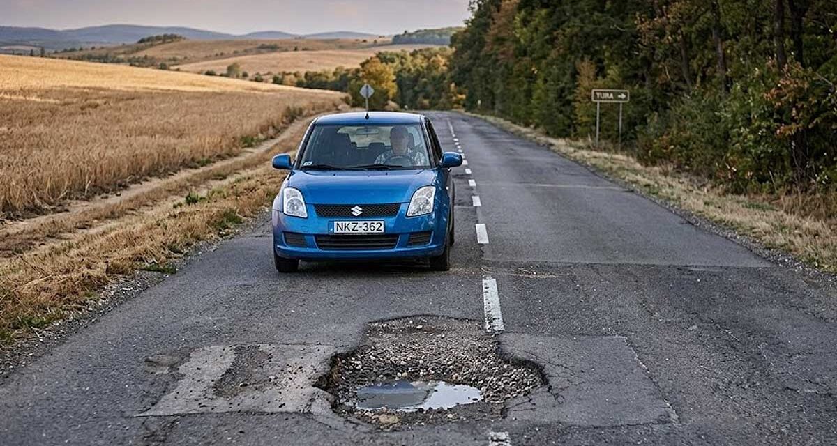 A rossz utakról szinte leesünk az autóval, közben a fideszes haverok milliárdosok lettek az útfelújítási pénzekből, az autópálya koncessziókból és röhögnek rajtunk a luxusjachtokon, magánrepülőkön ülve