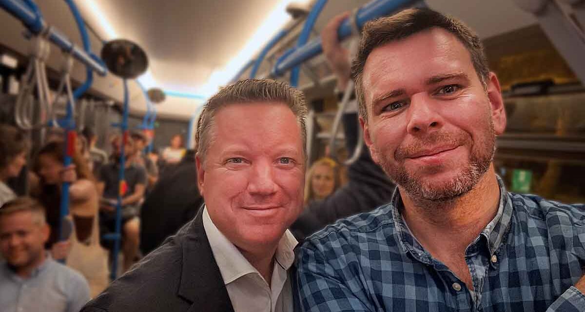 Két miniszter is felült az éjszakai buszra és kiment az agglomerációba – Teljesen új menetrend szerint és sűrűbben járnak a Volánbuszok Budapest környékén