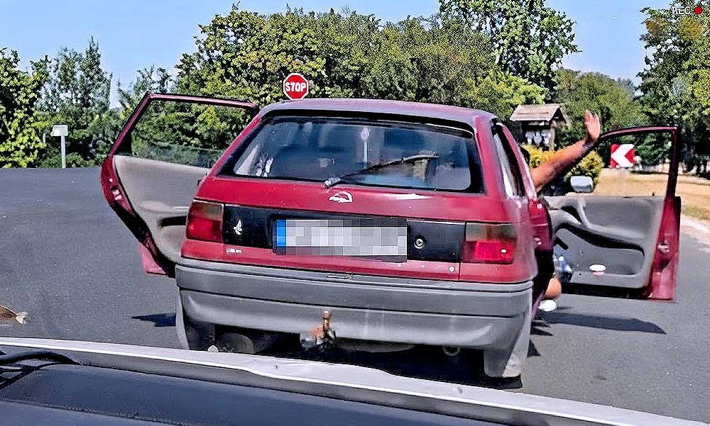 Autós üldözés a Velencei-tónál: Az utasok menet közben ugráltak ki az Opelből – VIDEÓ