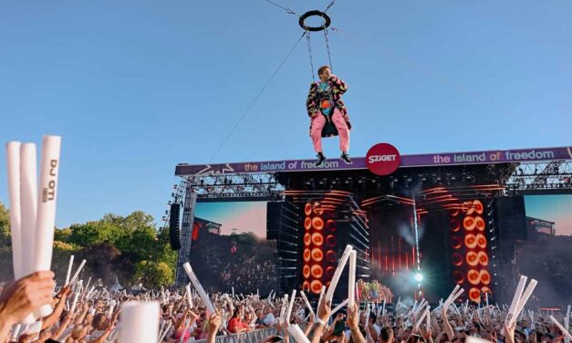 Látványos show DJ Oti buliján: A magasból ereszkedett le Sebestyén Balázs a 65 ezres tömeg elé, a miniszter szerint a HÉV-ek is jól vizsgáztak