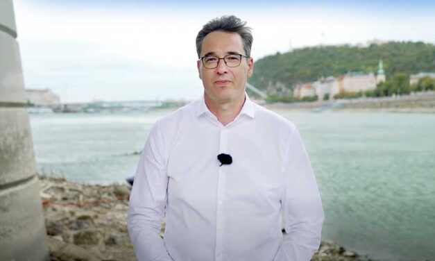 Karácsony Gergely augusztus 20-án a Duna kiszáradó medrében mondott ünnepi köszöntőt: “Ahol most állok, ott 8 méteres víz folyt”- zöld beruházásokat sürget a főpolgármester