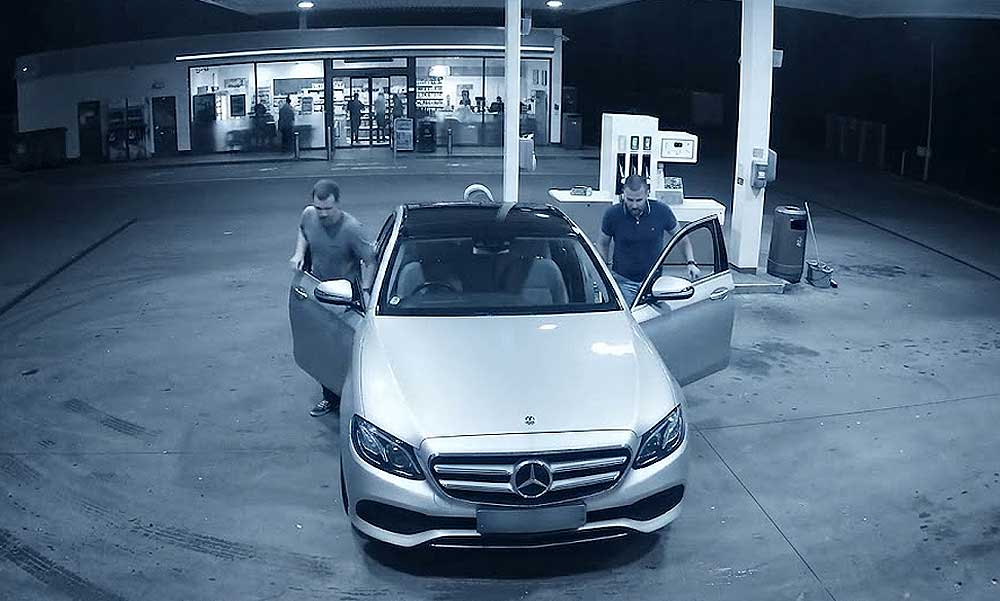 Autóban hagyta tankolás után a kulcsot a sofőr, azonnal beugrottak a Mercedesbe a kőbányai tolvajok