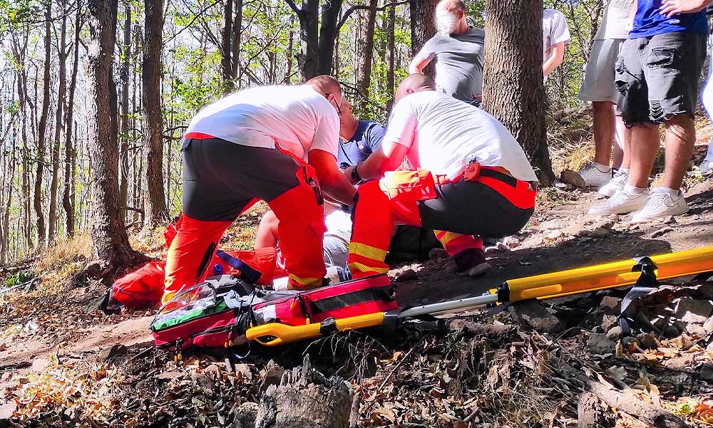 Drámai hegyi mentés: Speciális hordággyal hozták le a sérült túrázót a Börzsönyből – VIDEÓ