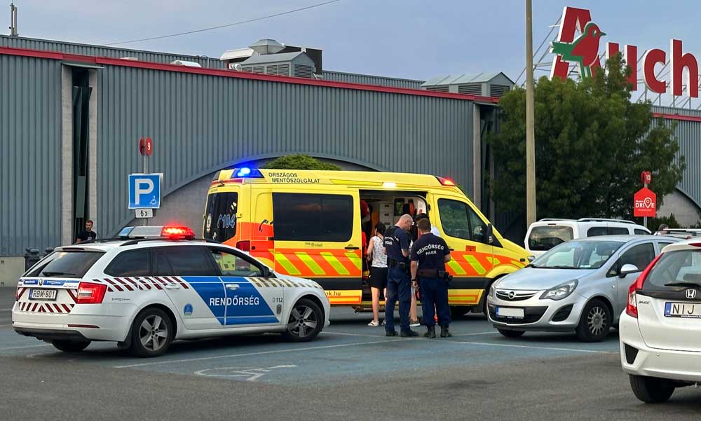 Mentők és rendőrök vonultak ki a budaörsi Auchan parkolójába – Egy felelőtlen autós nagy szemétséget művelt egy gyalogossal