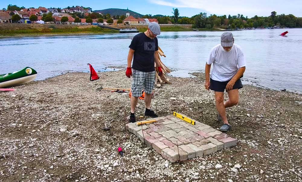 Furcsa látvány Szentendrénél: Előbukkant egy új sziget a Dunából, és azonnal letérkövezték