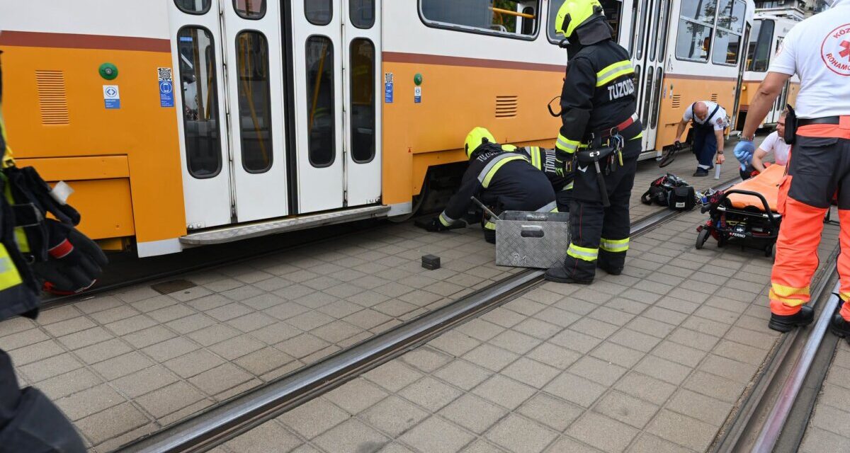 Gázolás a Batthyány téren: egy 6 éves kisfiút ütött el a villamos, életéért két orvoscsoport 9 órán keresztül küzdött